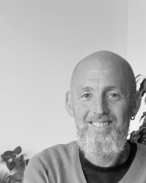 Sébastien, concepteur de sites chez Atelier Web, à son poste de travail
